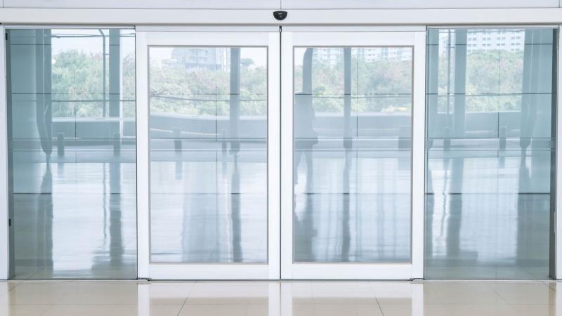 Guia Completo sobre Automatização de Porta de Vidro para Maior Conforto